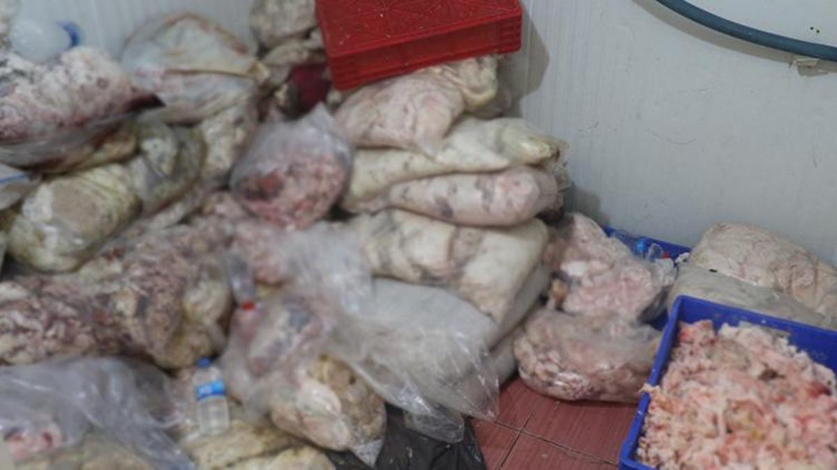 Kötü kokudan rahatsız olan vatandaşlar ihbar etti, depodan çürümüş et çıktı