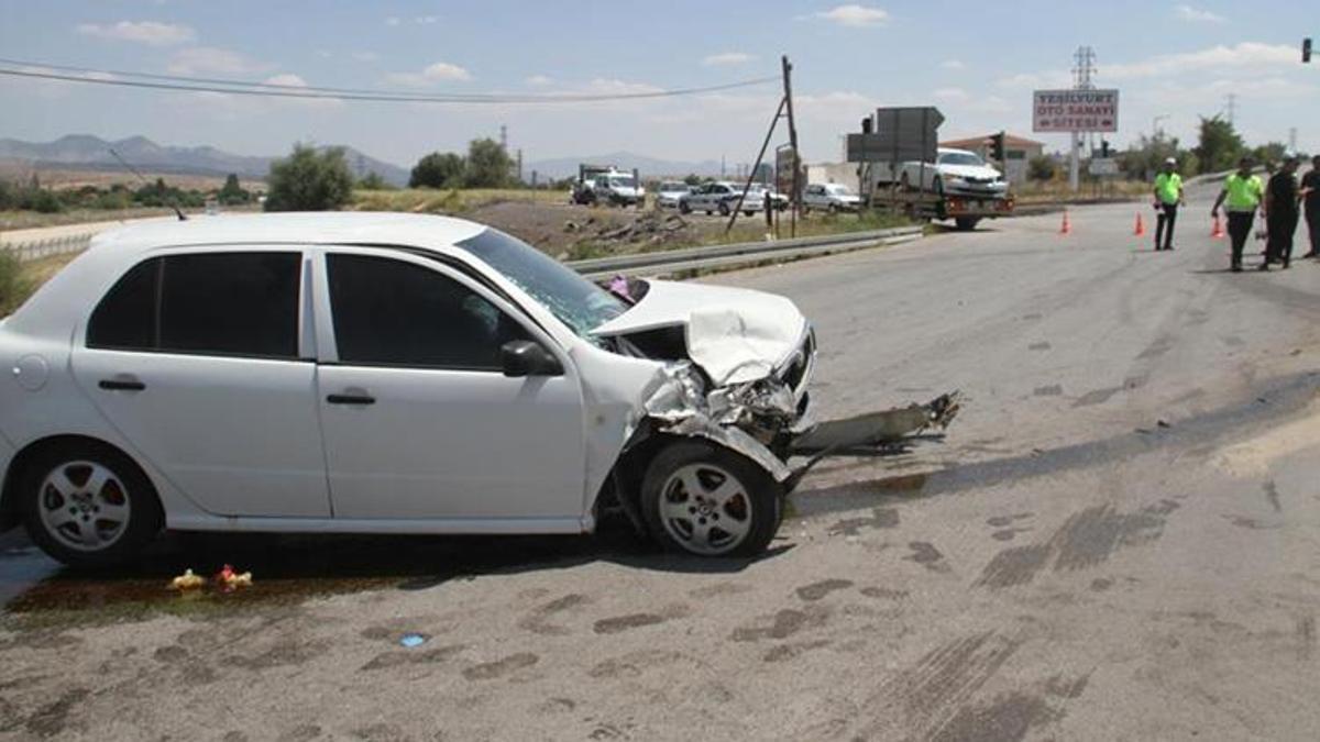 Konya'da feci kaza! 2 otomobil çarpıştı: 7 yaralı