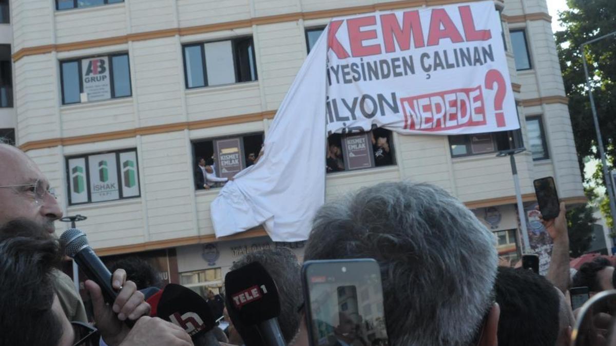 CHP Lideri Kılıçdaroğlu’na pankart şoku