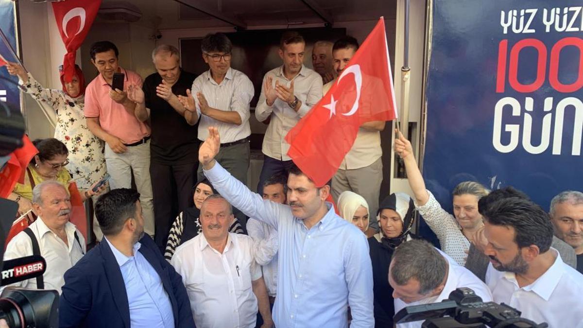 Bakan Kurum, Zeytinburnu’nda esnafı ziyareti etti, vatandaşlara aşure dağıttı