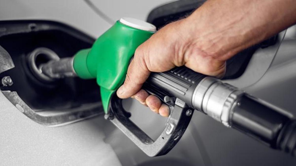 Akaryakıt fiyatlarıyla ilgili son dakika! Benzine indirim, motorine zam! İşte yeni fiyatlar