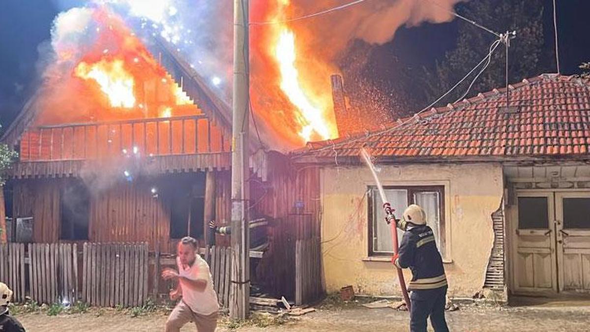 Ahşap ev, alev alev yandı! Patlamalar paniğe neden oldu