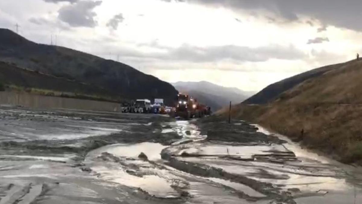 Erzincan-Sivas kara yolu heyelan nedeniyle ulaşıma kapandı