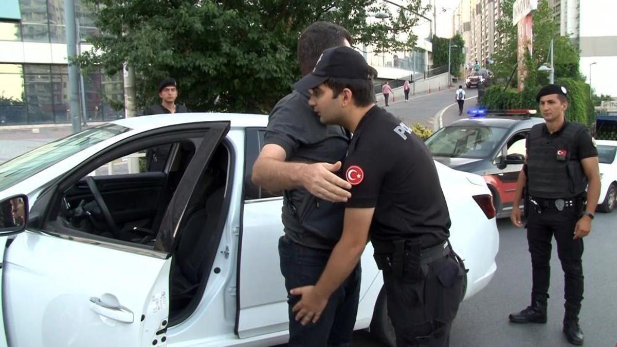İstanbul'da çok sayıda polisin katıldığı ‘Narkotik Dar Alan Uygulaması’ yapıldı