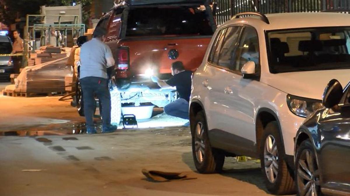 Küçükçekmece'de park halindeki araca silahlı saldırı düzenlendi