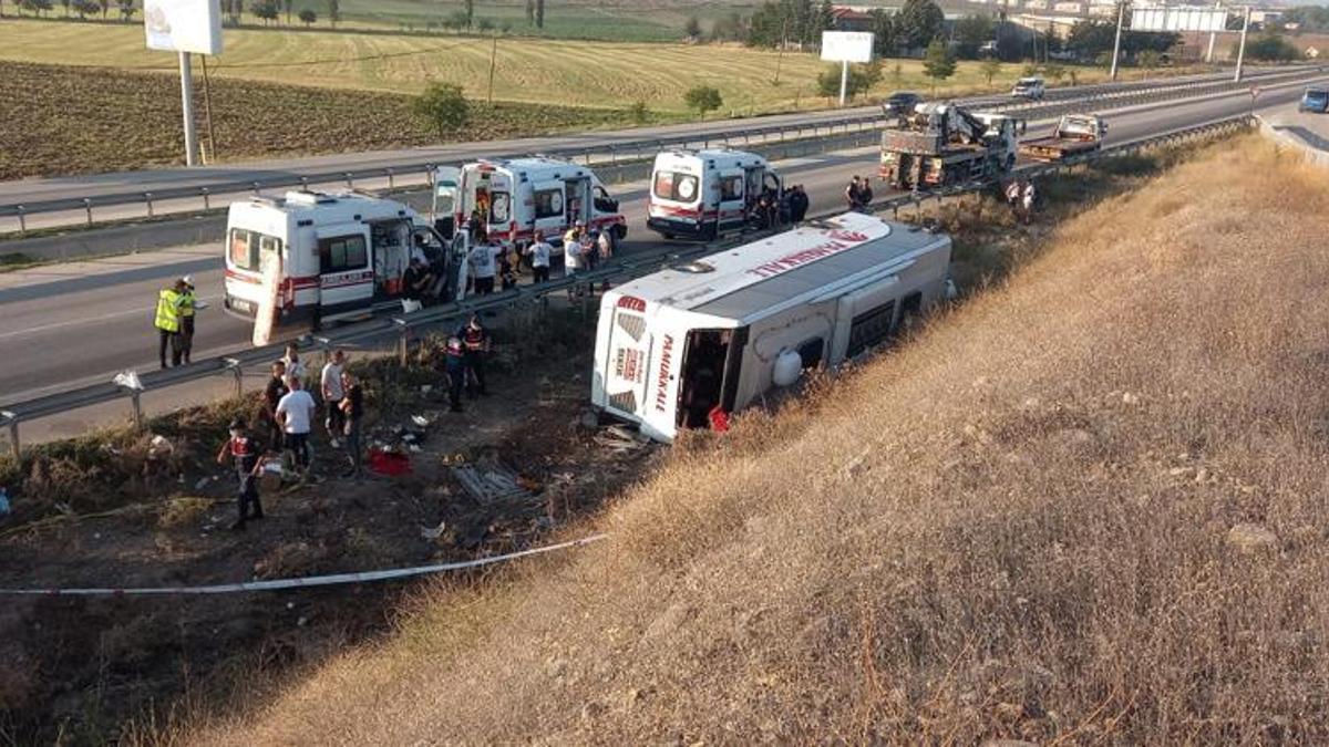 Yolcu otobüsü şarampole devrildi: 1 ölü, 30 yaralı