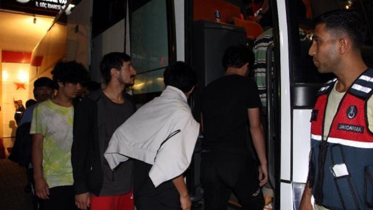Edirne'den 227 Afgan göçmen, sınır dışı edilmek üzere İstanbul'a gönderildi