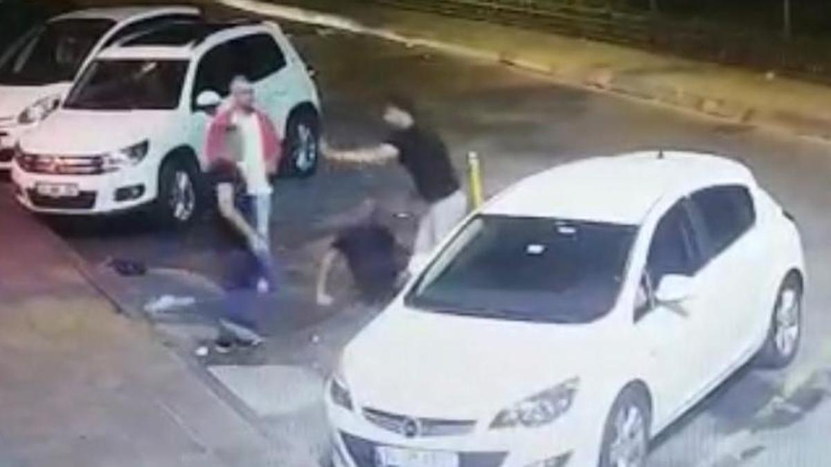 Motokurye çevreyi rahatsız edeleri tek yumrukta yere serdi