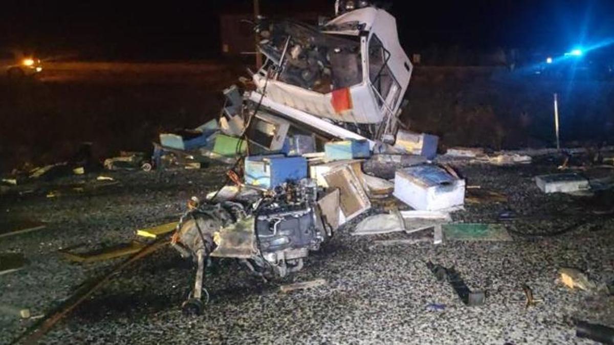 Arı yüklü kamyonla otomobil çarpıştı: 4 ölü, 3 yaralı