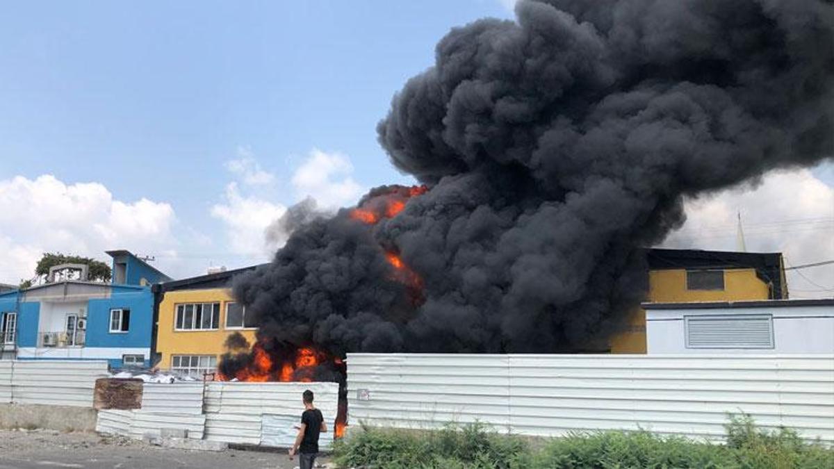Tarsus'ta, geri dönüşüm tesisinde yangın