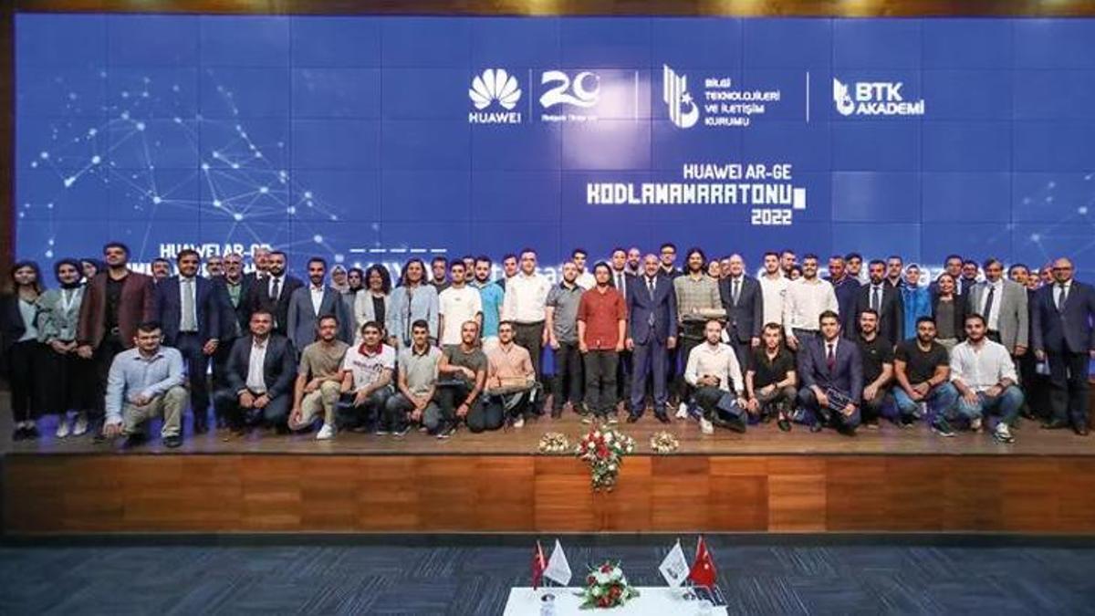 Kodlama Maratonu’nda başarılı gençler ipi göğüsledi