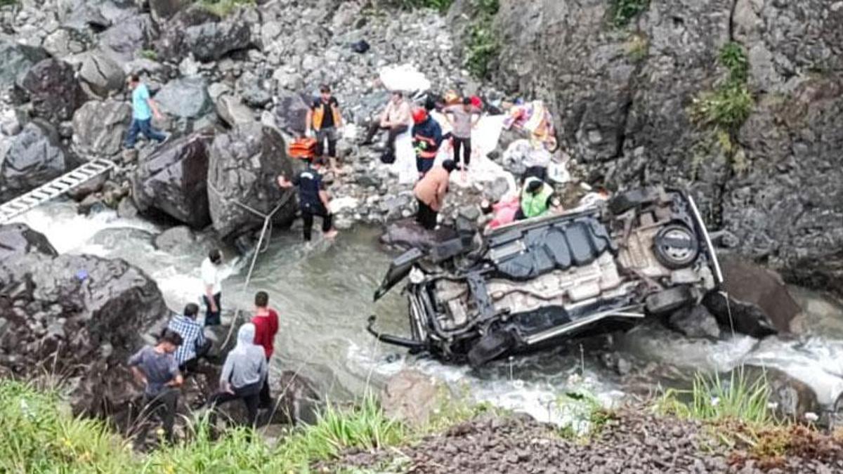 Trabzon'da araç dereye yuvarlandı: 6 yaralı