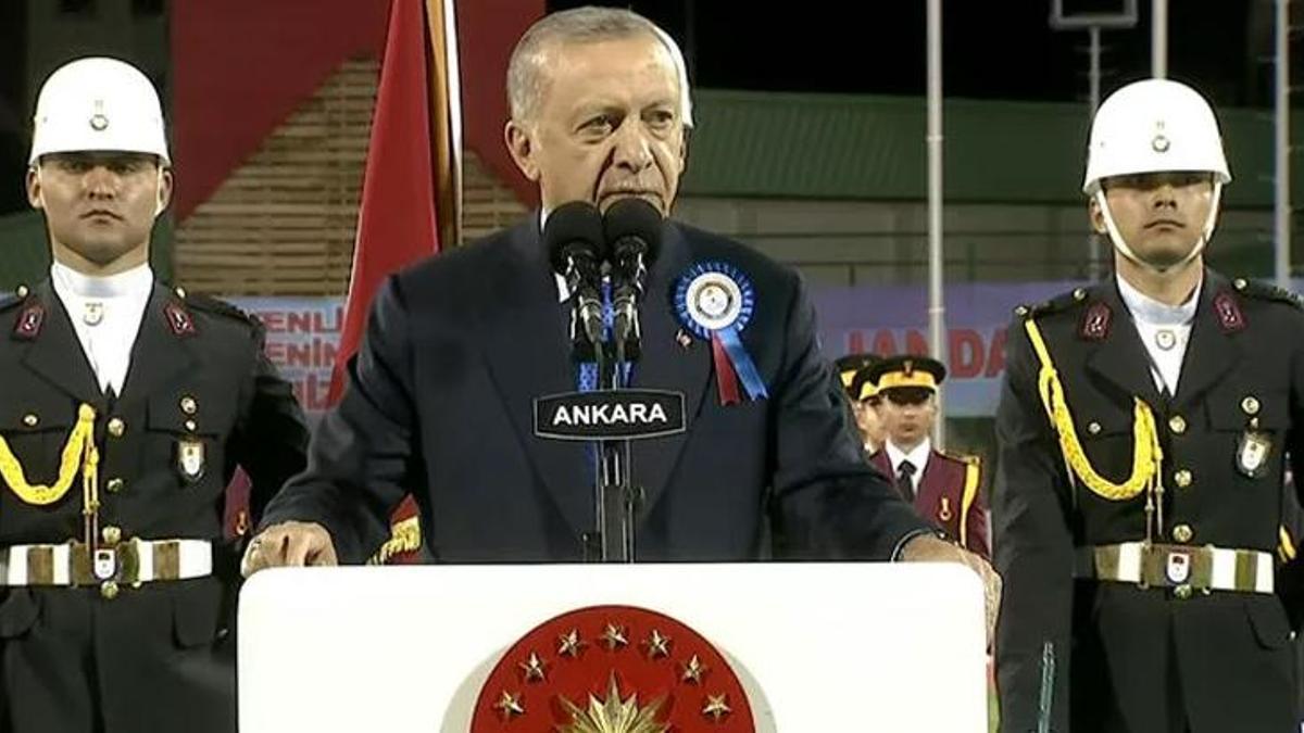 Cumhurbaşkanı Erdoğan'dan flaş açıklama: Komşularımıza sırtımızı dönemeyiz