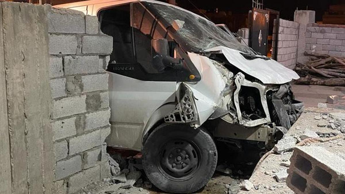 Mardin'de kamyonet duvarı yıkarak eve daldı! Sağlık ve polis ekipleri sevk edildi