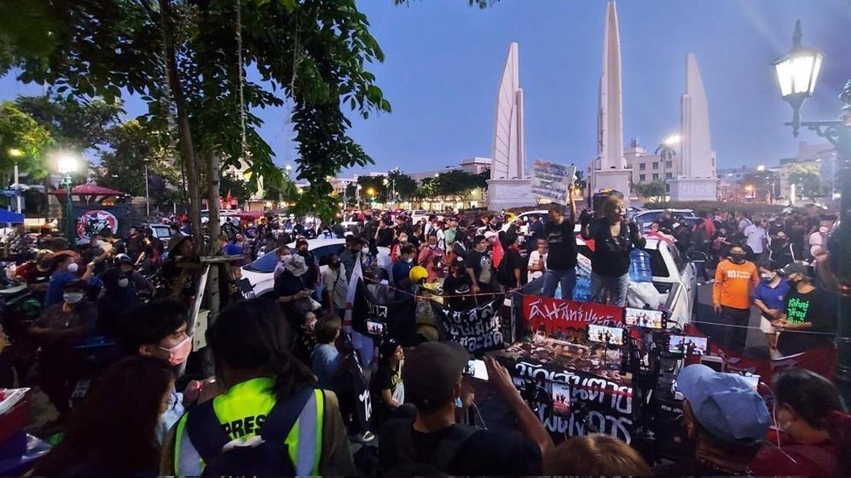Tayland Başbakanı görevi bırakmadı, ülkede protestolar başladı