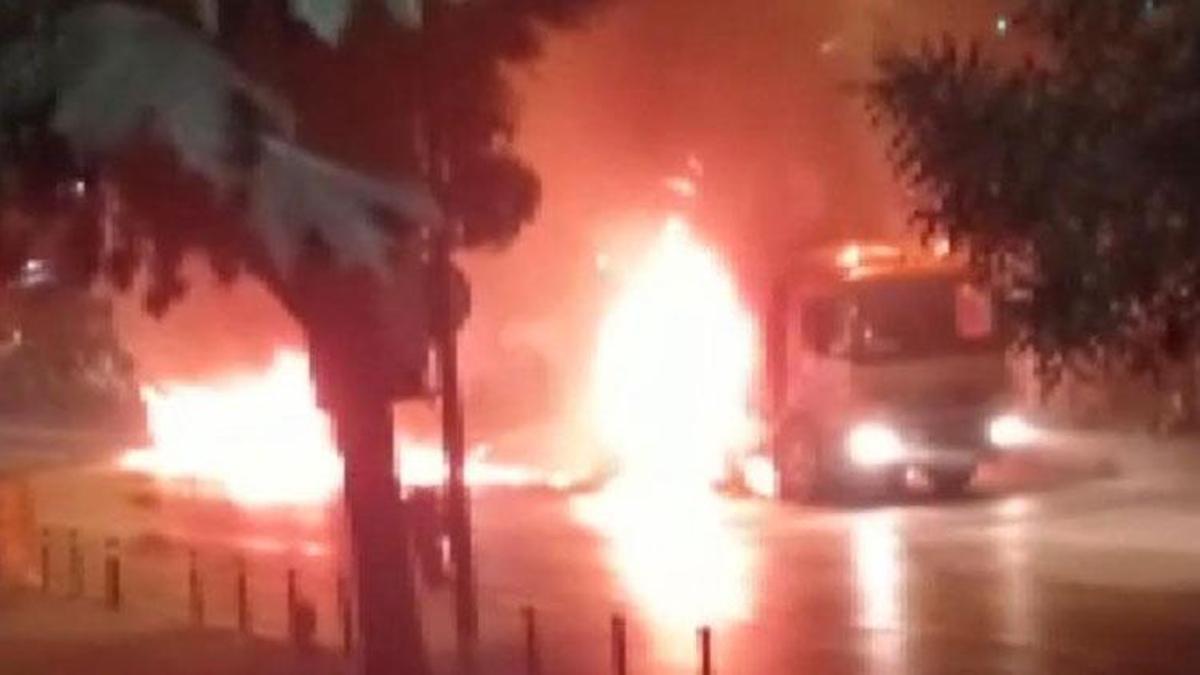 Fatih'te kazanın ardından araçlar alev aldı; sürücüler ölümden döndü
