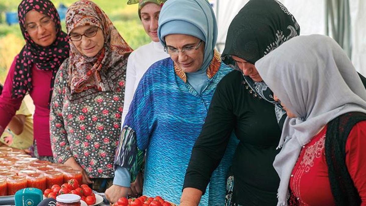 Emine Erdoğan, Ayaş'ta çiftçi kadınlarla tarladan domates topladı, kışlık menemen yaptı