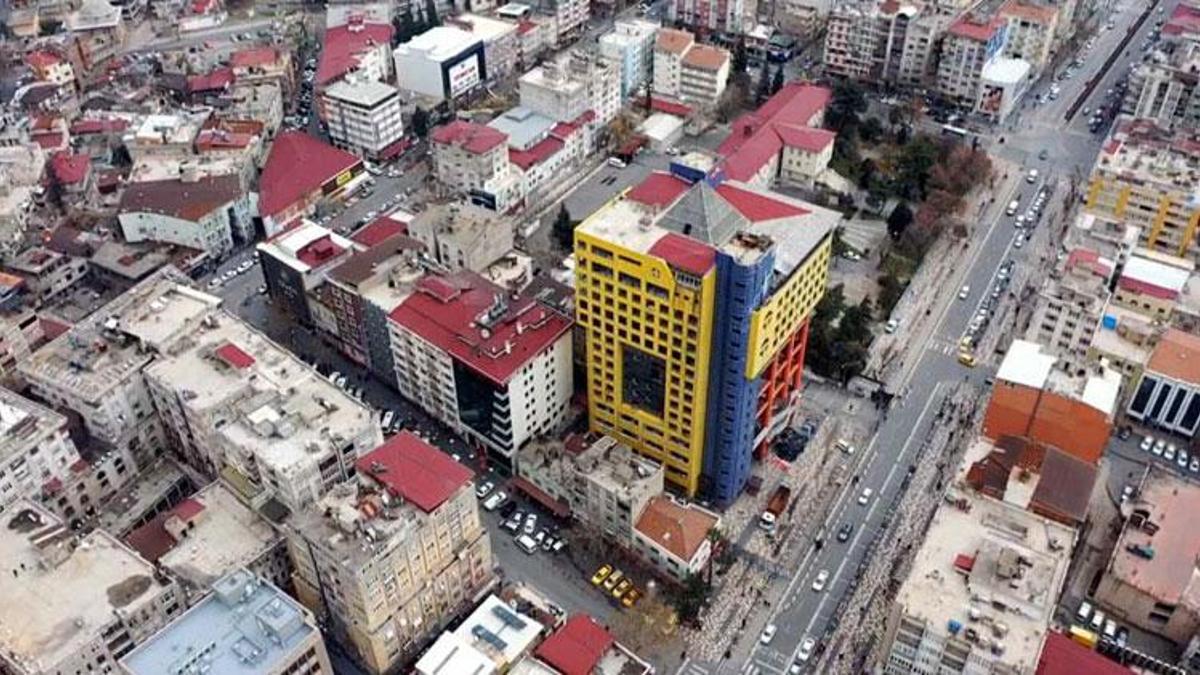 'Dünyanın en saçma binası'nın geciken yıkımına para cezası