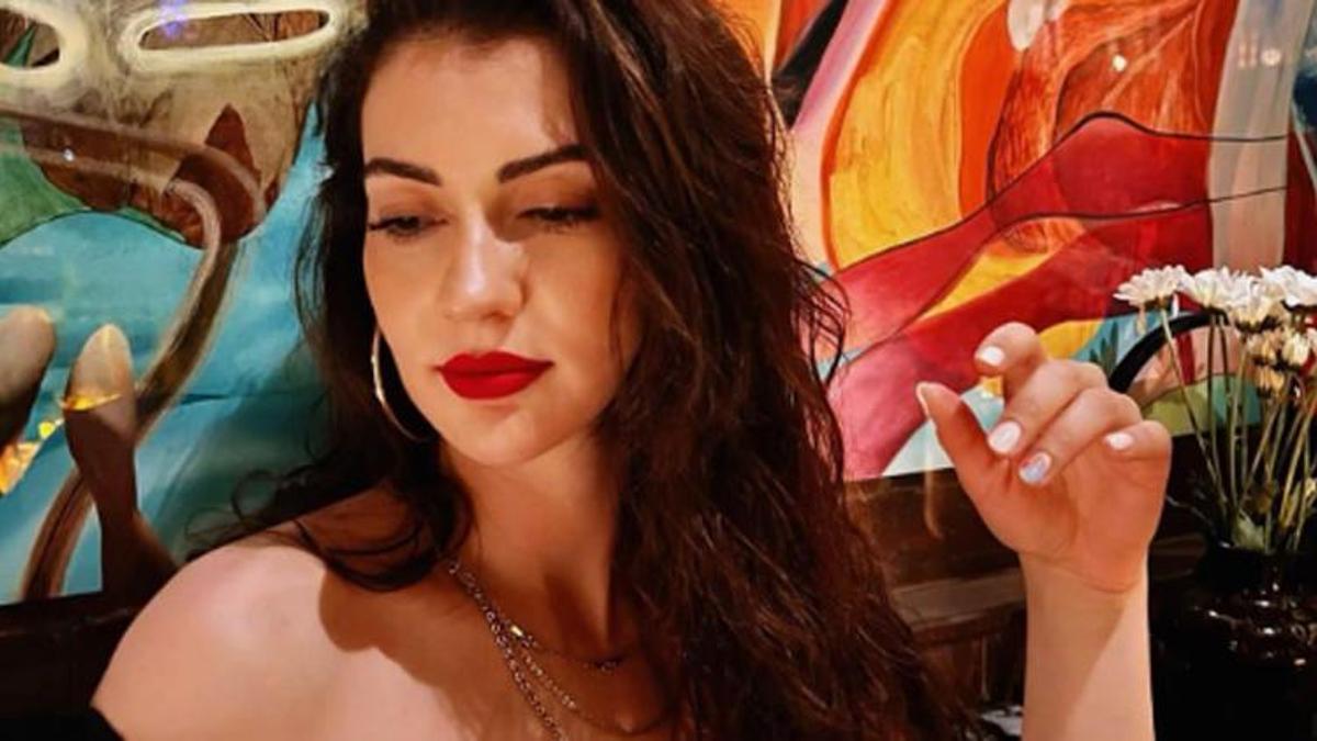 Burcu Özberk, Barcelona sokaklarında mini elbisesiyle görüntülendi!