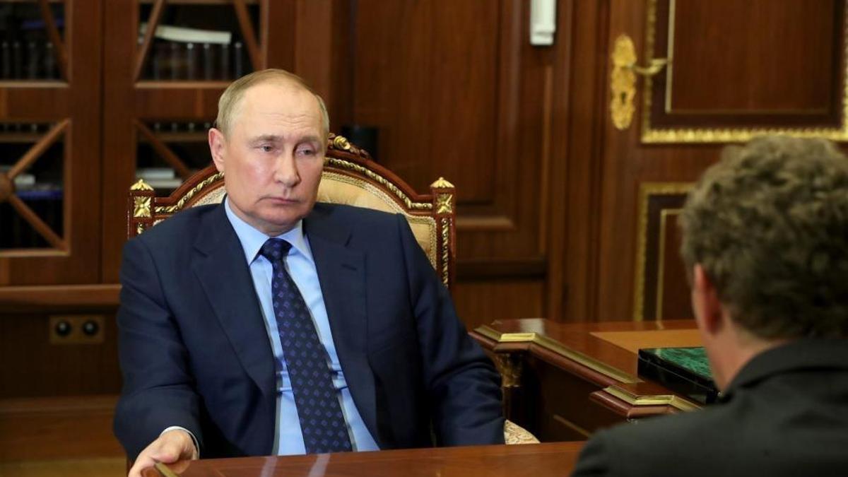 Putin'den Batı'ya mesaj: Çıkarılan sorunlara rağmen petrol ve gaz gelirlerimiz artıyor