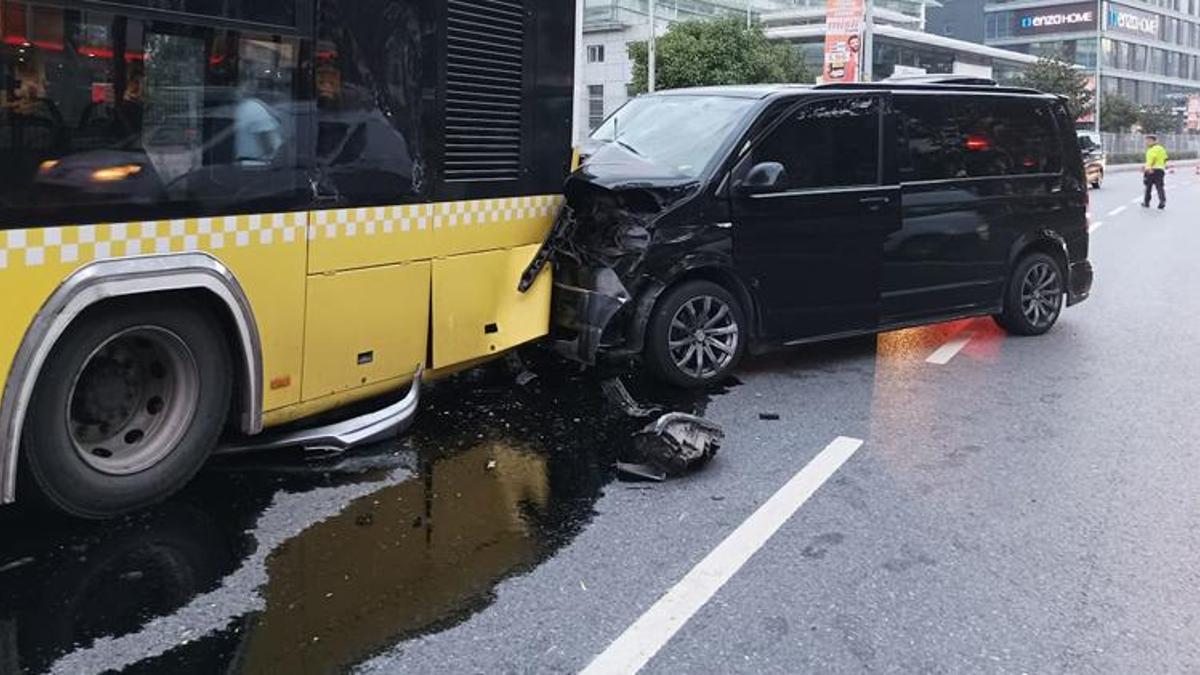 Sürücüsünün direksiyon hakimiyetini kaybettiği minibüs park halindeki otobüse çarptı