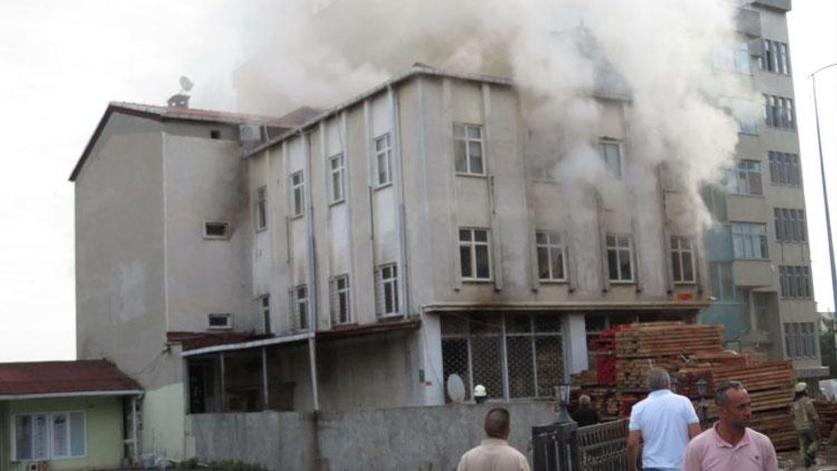 Ataşehir'de koltuk imalathanesinde çıkan yangın paniğe neden oldu