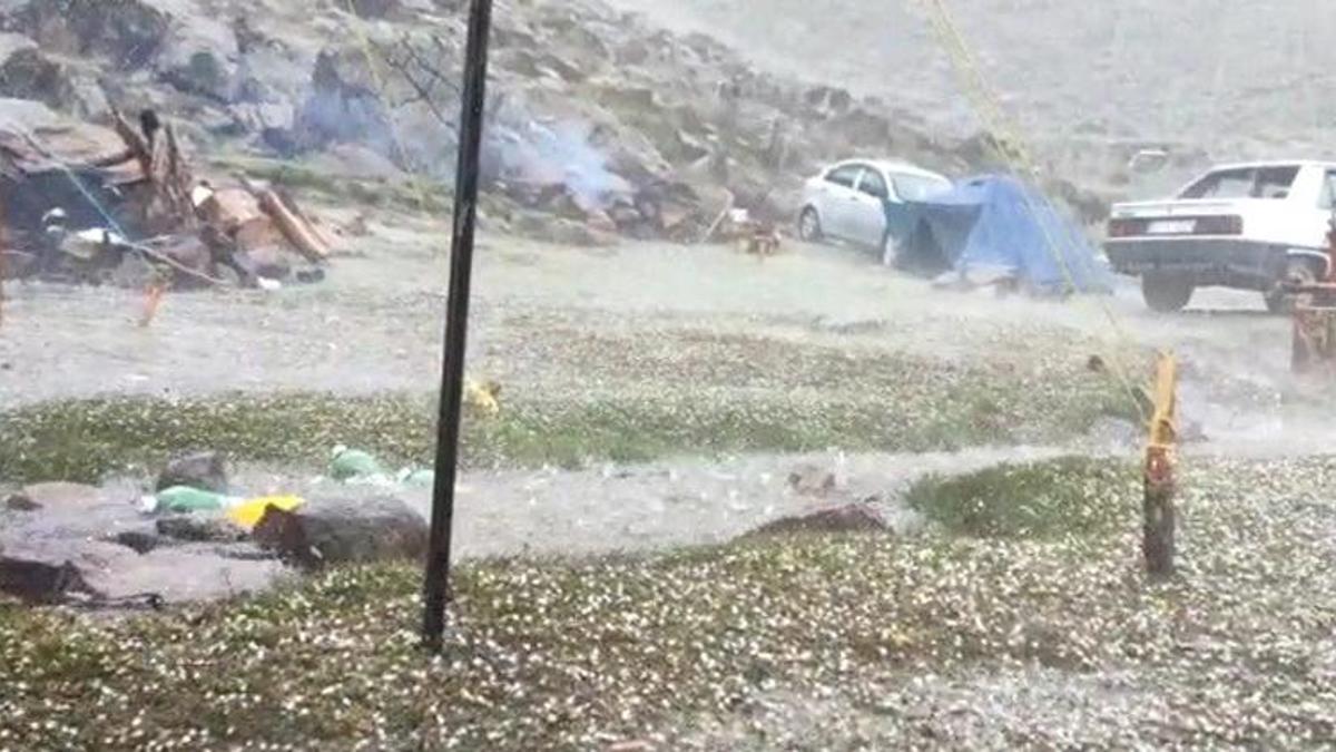 Fındık büyüklüğünde dolu yağdı