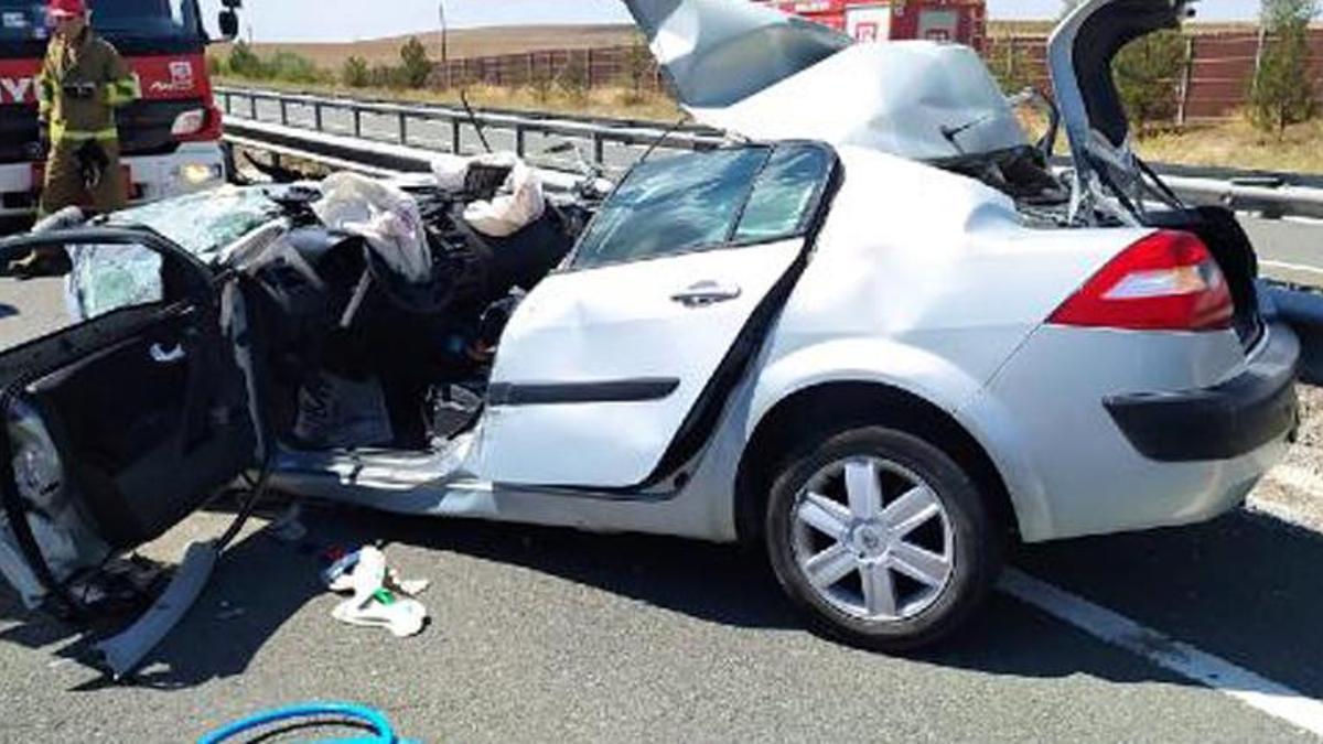 Emniyet şeridindeki TIR'a çarpan otomobilde karı koca öldü, oğulları yaralı