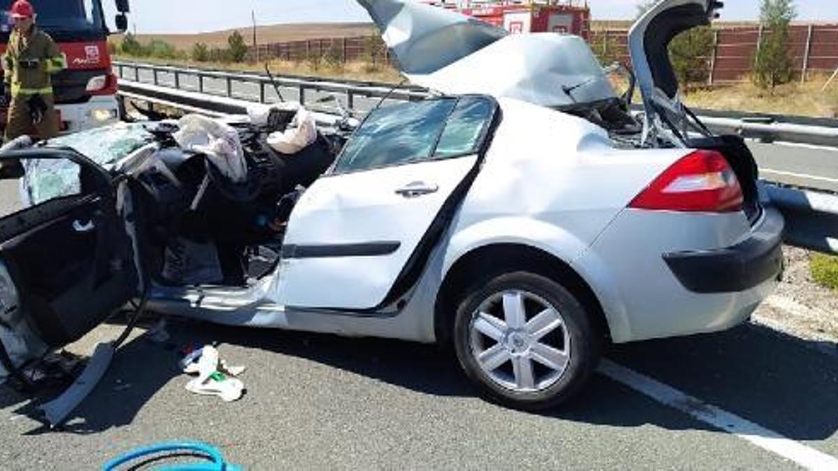 Emniyet şeridindeki TIR'a çarpan otomobilde karı koca öldü, oğulları yaralı