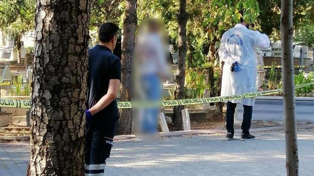 1 yıl önce ölen annesinin mezarı başında kendini astı