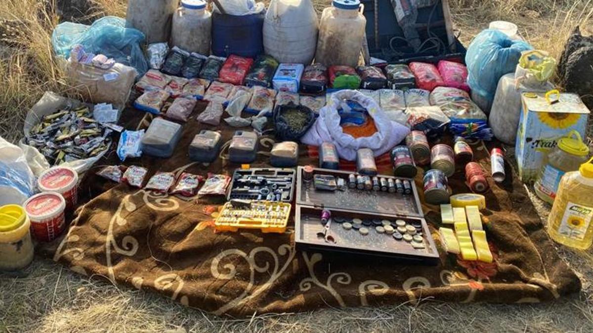 Tendürek'te teröristlerin EYP ve uzaktan komuta cihazları ele geçirildi