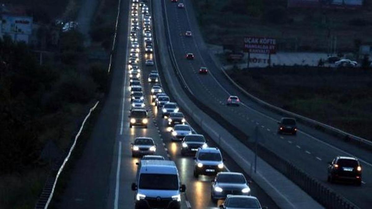 Tatilcilerin dönüşü yoğun trafik oluşturdu! Önlemler alındı