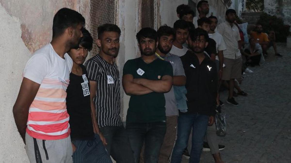 İzmir'de 98 göçmen kurtarıldı, 2'si Türk 3 kişi gözaltına alındı