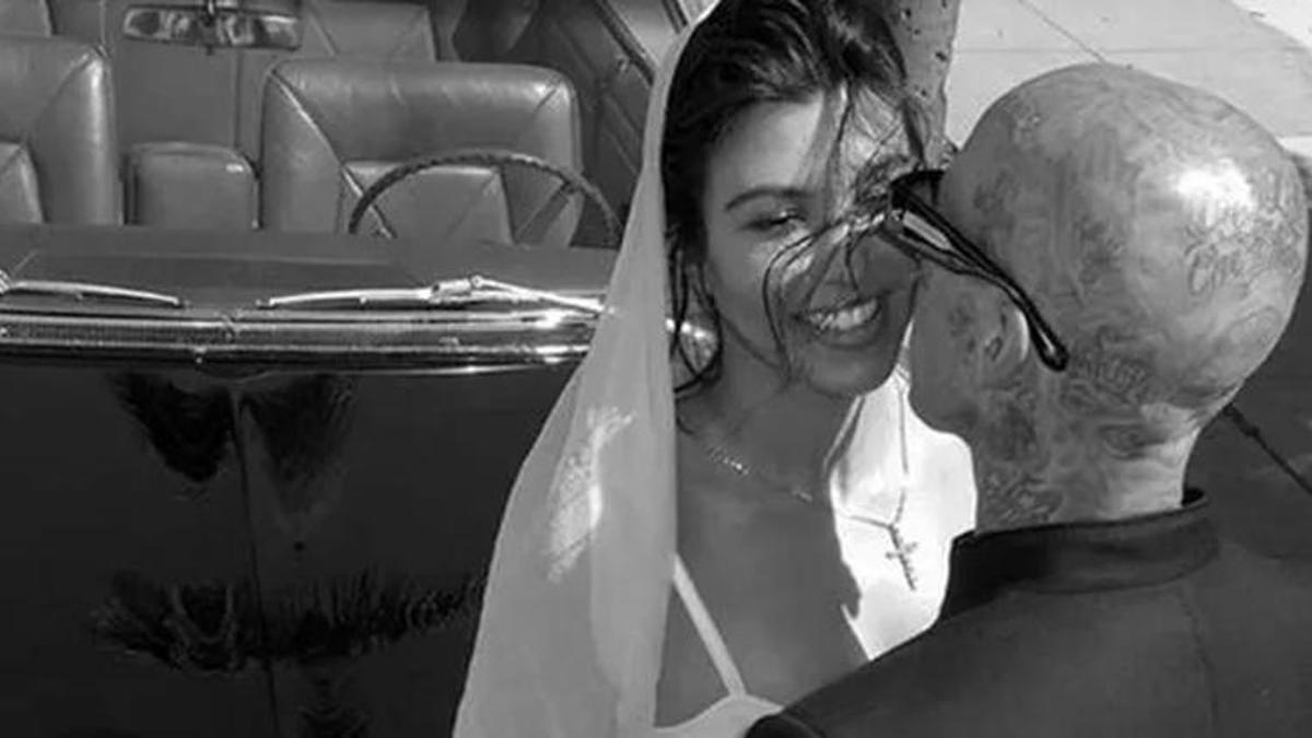 Kourtney Kardashian ve Travis Barker'dan kucak kucağa poz!