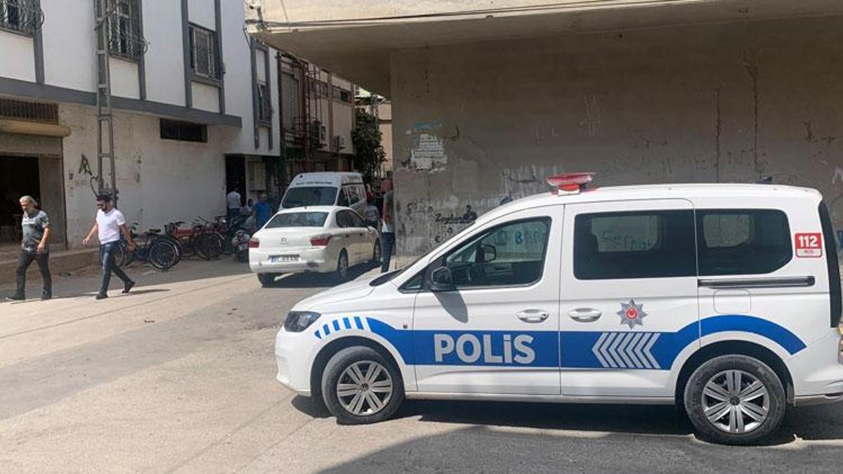 Motosikletli şüpheliler sokakta tabancayla rastgele ateş açtı; 1'i ağır, 2 yaralı