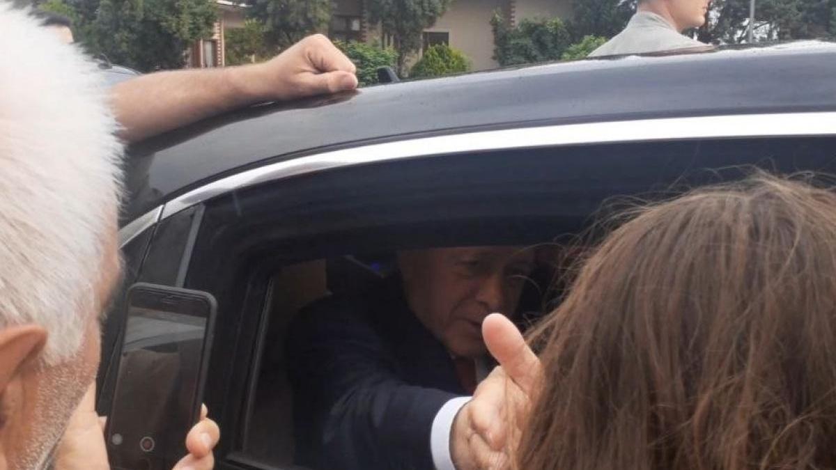 Cumhurbaşkanı Erdoğan 'Tayyip dede' diye seslenen çocuklara hediyeler verdi
