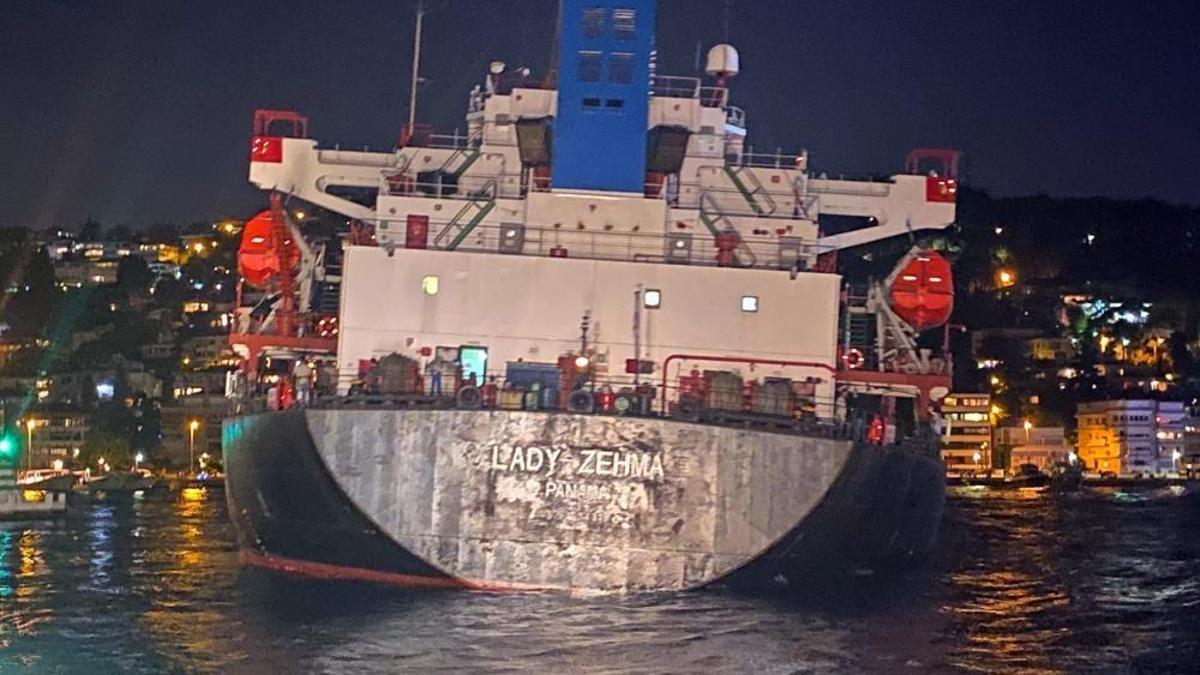 Faciaya ramak kala! Boğaz'da kargo gemisi karaya oturdu