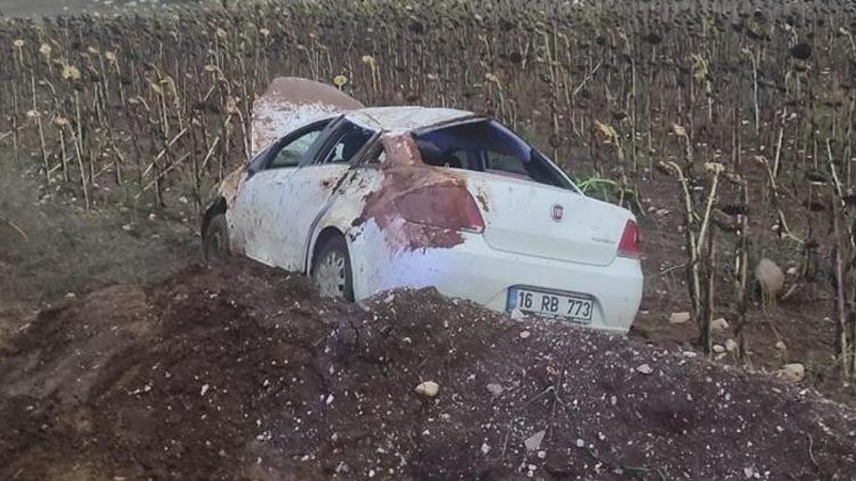 Yoldan çıkan otomobil boş tarlada takla attı: 3 kişi yaralandı