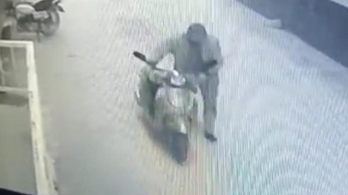 Şapka ve maske takıp site bahçesindeki motosikleti çaldı