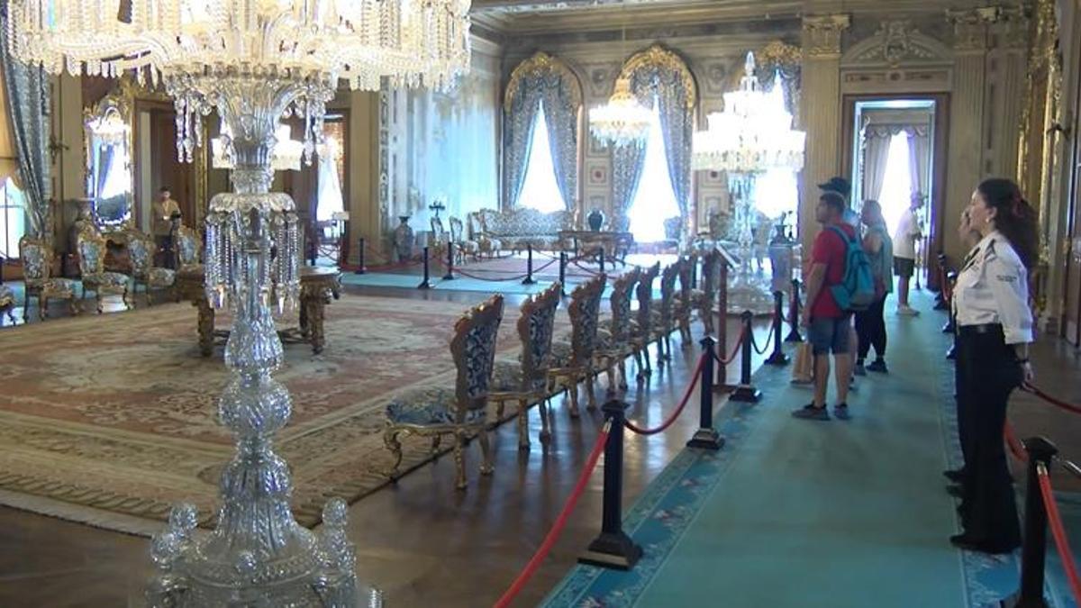 Dolmabahçe Sarayı’nın 166 yıllık kristal şamdanlarına özel bakım