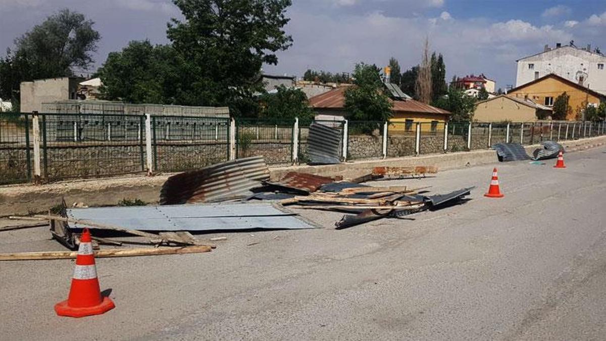 Sivas'ta şiddetli rüzgar; çatı uçtu, araçlar hasar gördü