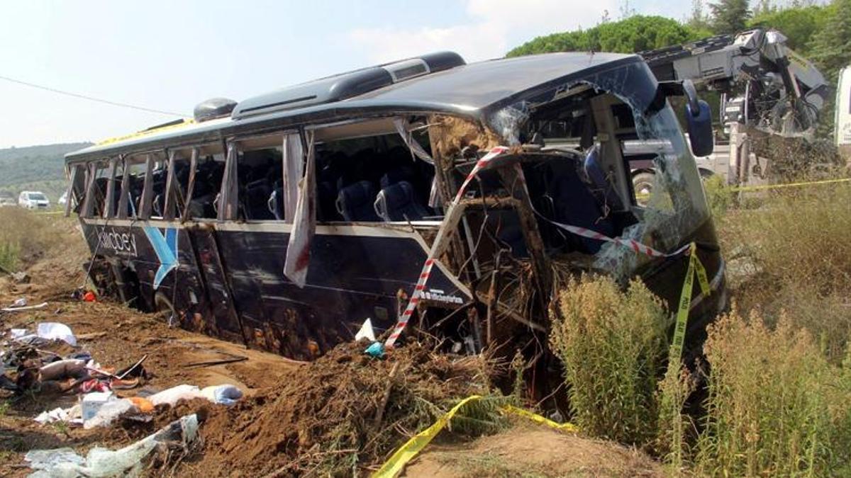 Tur otobüsü devrildi: 1 ölü, 54 yaralı