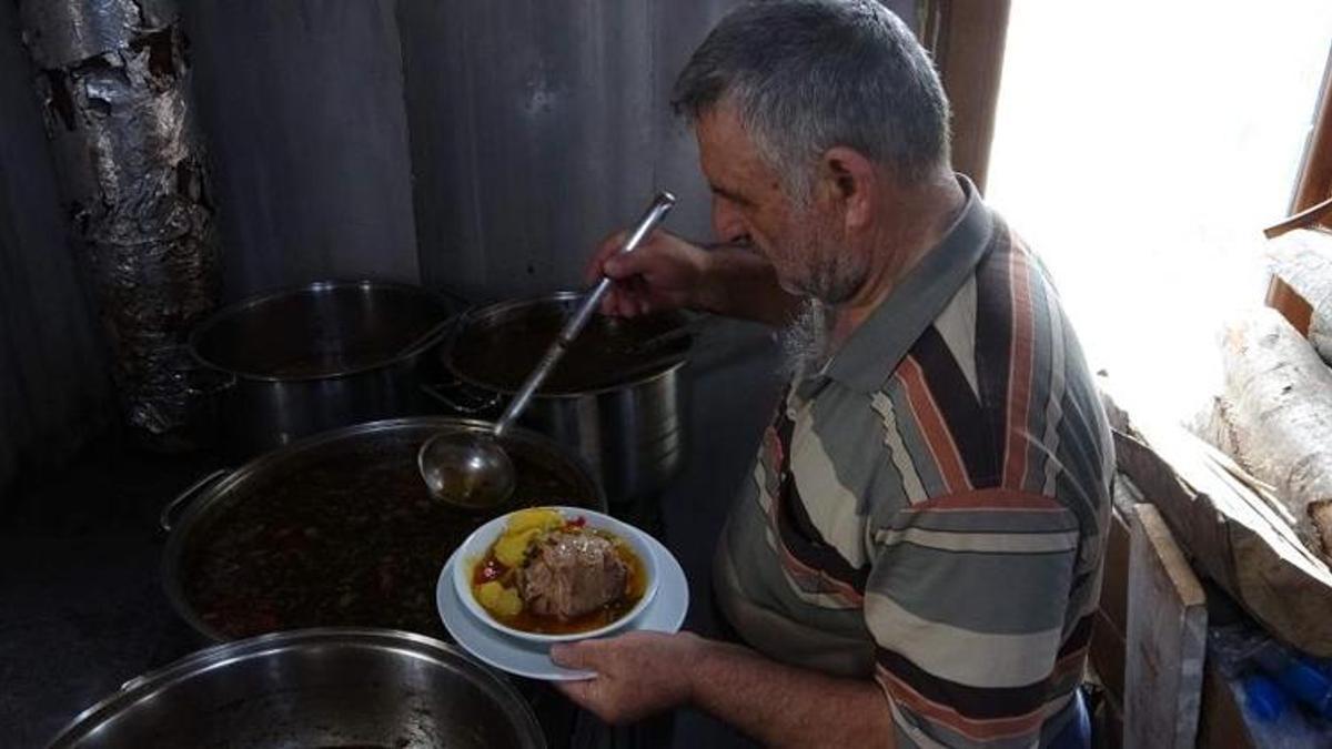 Bu lokantada müşterilere sunulan haşlamanın suyu hiç bitmiyor