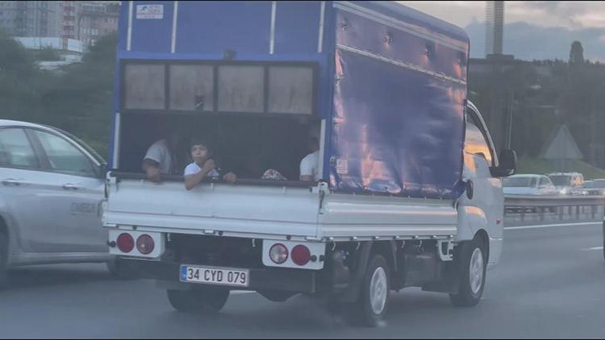 İstanbul'da kamyonet kasasında tehlikeli yolculuk