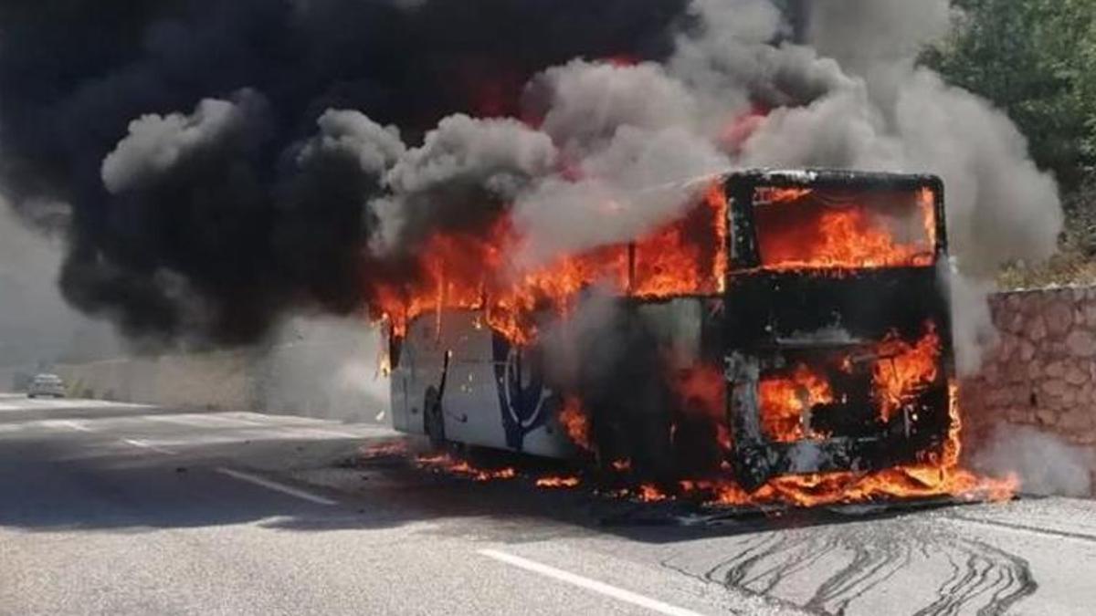 Otobüs cayır cayır yandı! 36 yolcu ölümden döndü