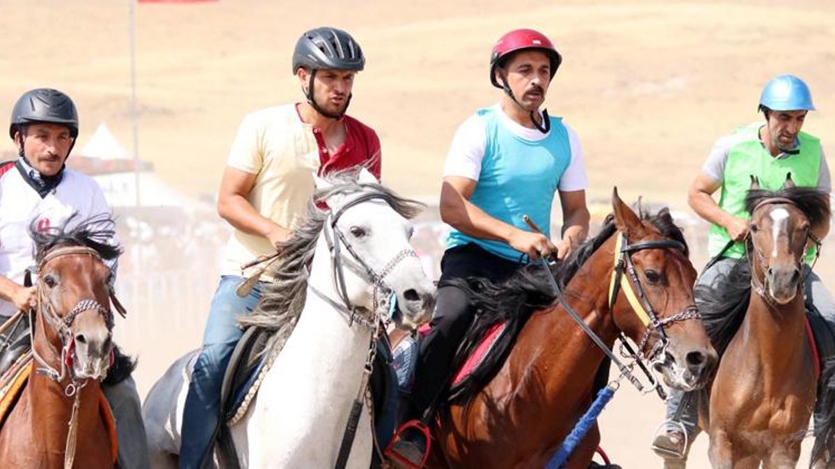 Erzurum'da 'rahvan at' heyecanı; kadınlardan büyük ilgi
