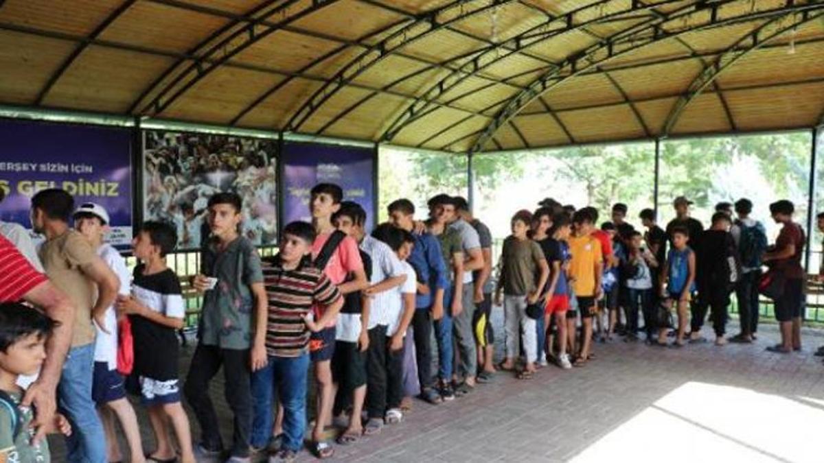 Şanlıurfa'da sıcaklık 42 dereceyi gördü, havuzlarda kuyruk oluştu!