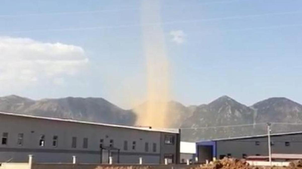 Bitlis'te oluşan hortum kameralara yansıdı!