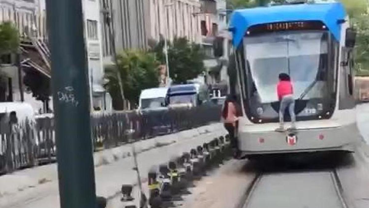 Tramvayda tehlikeli yolculuk