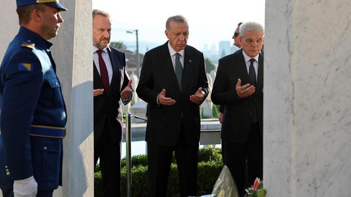 Cumhurbaşkanı Erdoğan, Bosna Hersek’in merhum lideri Aliya İzzetbegoviç’in kabrini ziyaret etti